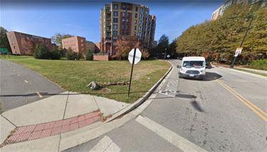 Missing sidewalk connection on Fairfax Drive at the Arlington Boulevard multiuse trail